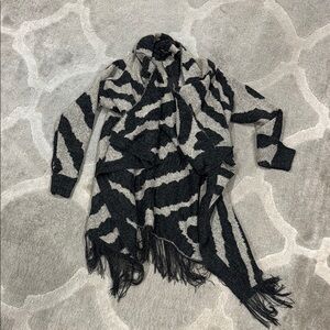 Romeo & Juliet Couture Black and Gray Artistic Shrug